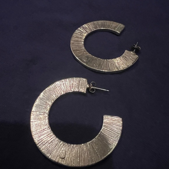 Snake skin loop earrings - Picture 2 of 3